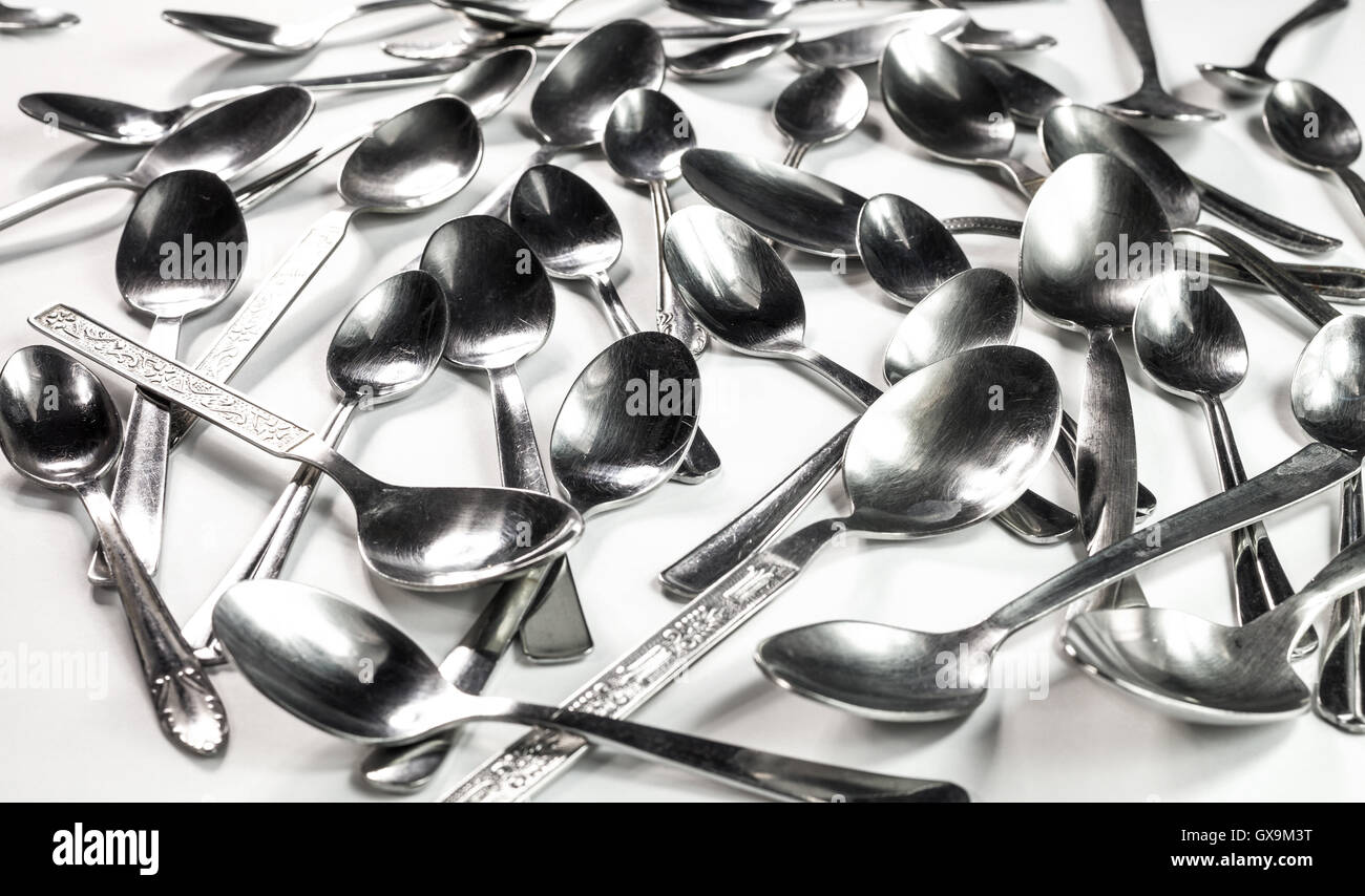 Фон ложки. Ложки на стене. Ложка с едой. Много ложек. Ложка на белом фоне.