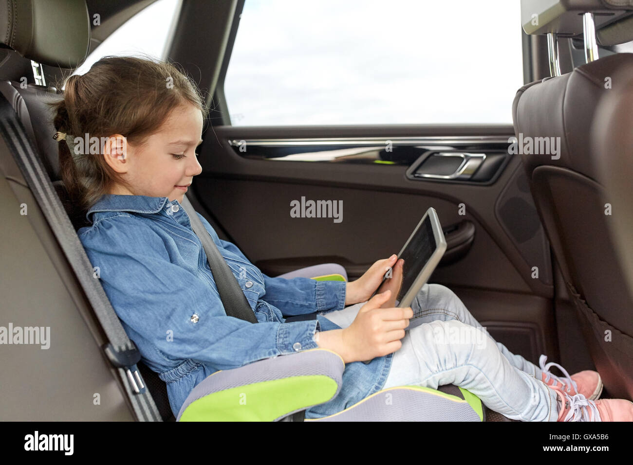 Включи дети и водители. Малыш с планшетом в машине. Ребенок в машине без кресла. Child in car. Дети с планшетом в руках в автомобиле.