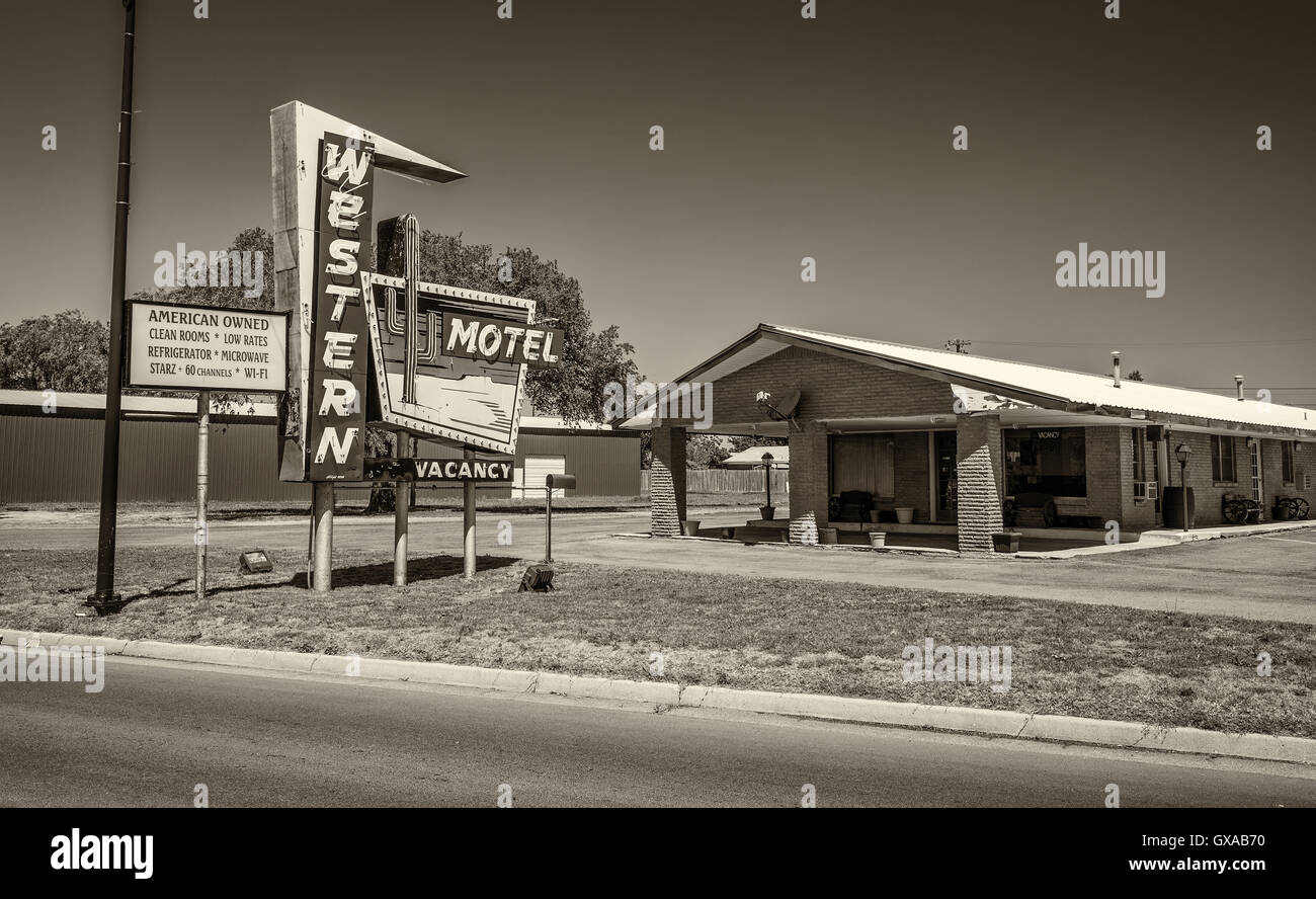 Western Motel neon sign and building located directly on historic Route 66 in  Oklahoma Stock Photo