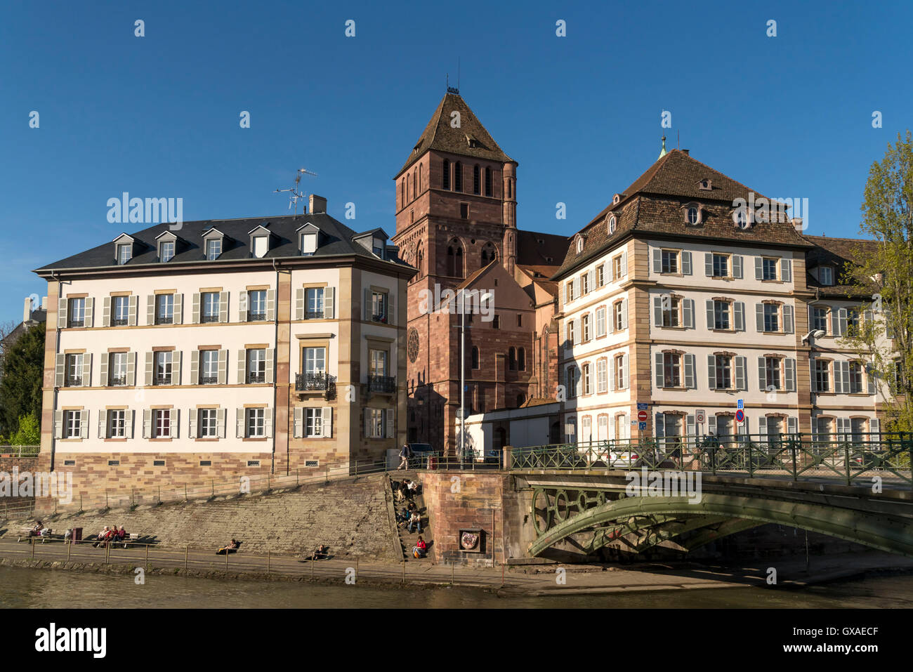 Thomaskirche an der Ill in Strassburg,  Elsass, Frankreich  |  View of the River Ill with church Eglise Saint-Thomas in Strasbou Stock Photo