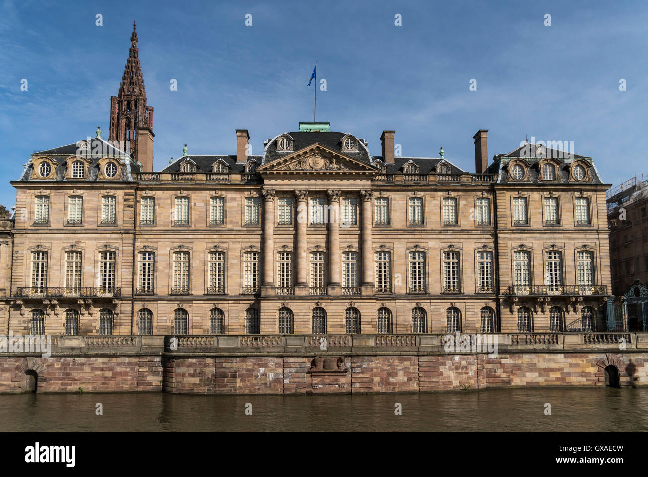 Palais Rohan und Fluss Ill in Strassburg,  Elsass, Frankreich  |  Palais Rohan and River Ill in Strasbourg,  Alsace, France Stock Photo