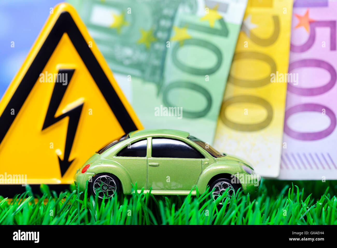 Miniaturauto, Geldscheine und Strompfeil, Symbolfoto Kaufpraemie fuer Elektroautos Stock Photo