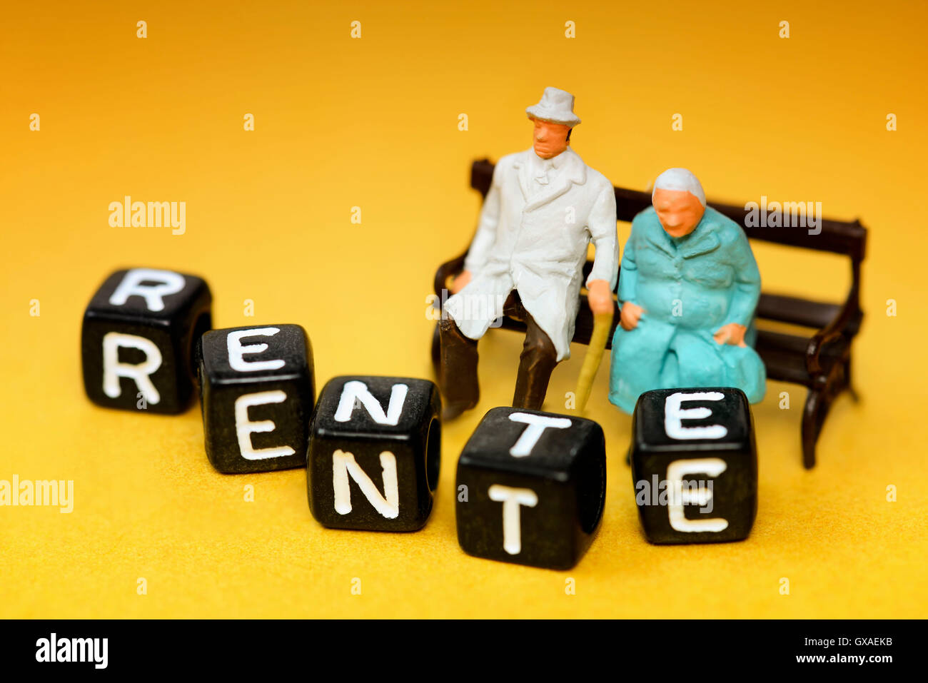 Seniorenpaar und Schriftzug Rente Stock Photo