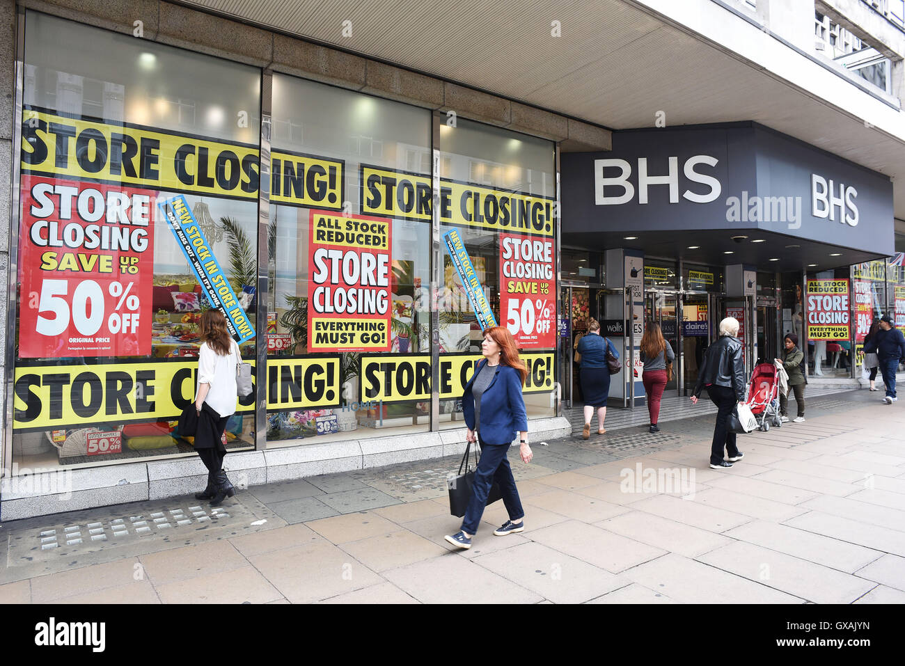 BHS (British Home Stores) in Oxford Street displays closing down signs ...