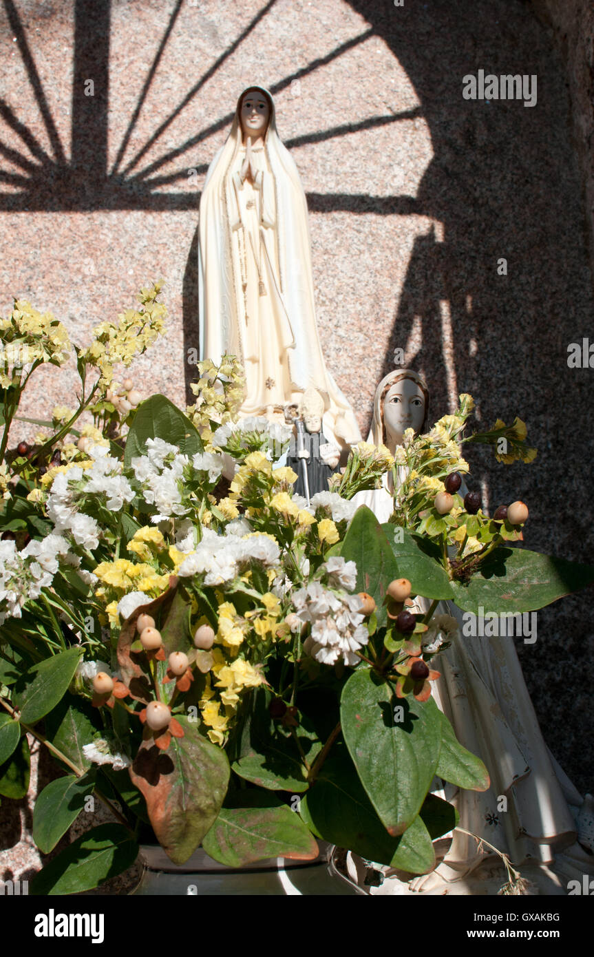 Statue of mary flowers hi-res stock photography and images - Alamy