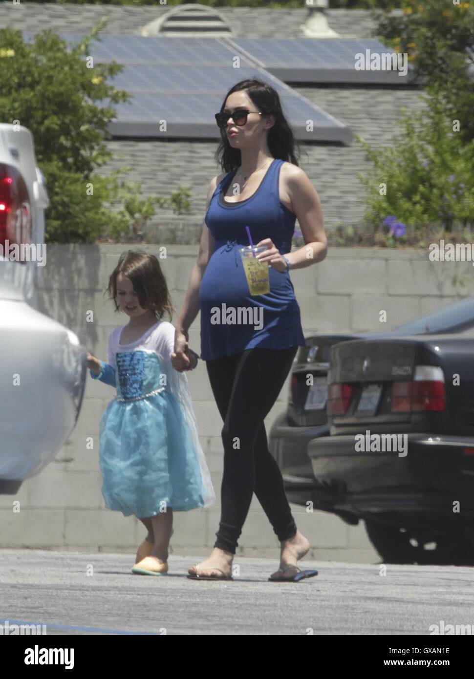 Pregnant Megan Fox And Brian Austin Green Having Lunch With Their Kids At Hugo S Restaurant While Their Son Noah Rocks A Dress Featuring Megan Fox Brian Austin Green Noah Shannon Green Where