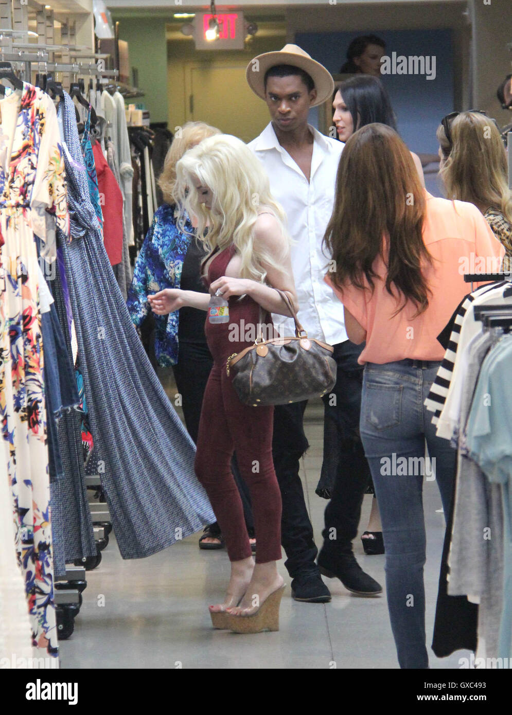 Pregnant courtney stodden shops friend hires stock photography and