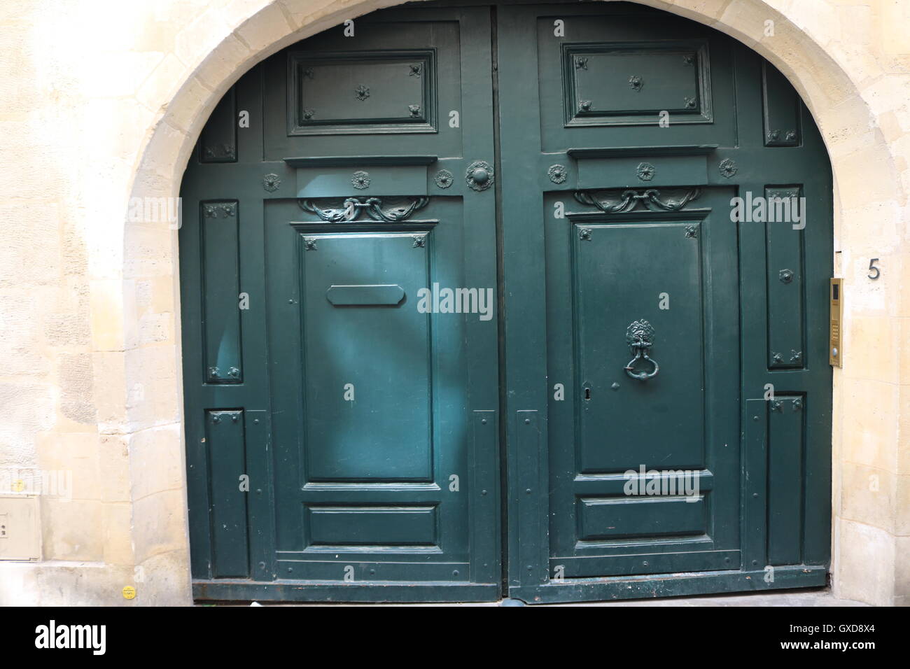 Green door paris hi-res stock photography and images - Alamy