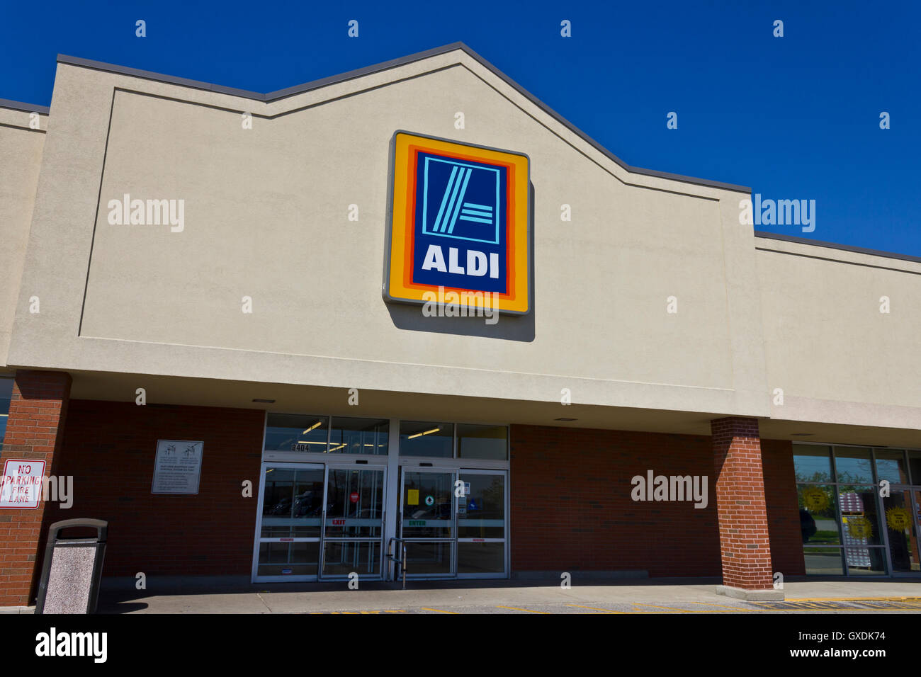 Indianapolis - Circa April 2016: Aldi Discount Supermarket. Aldi is Simply Smarter Shopping I Stock Photo