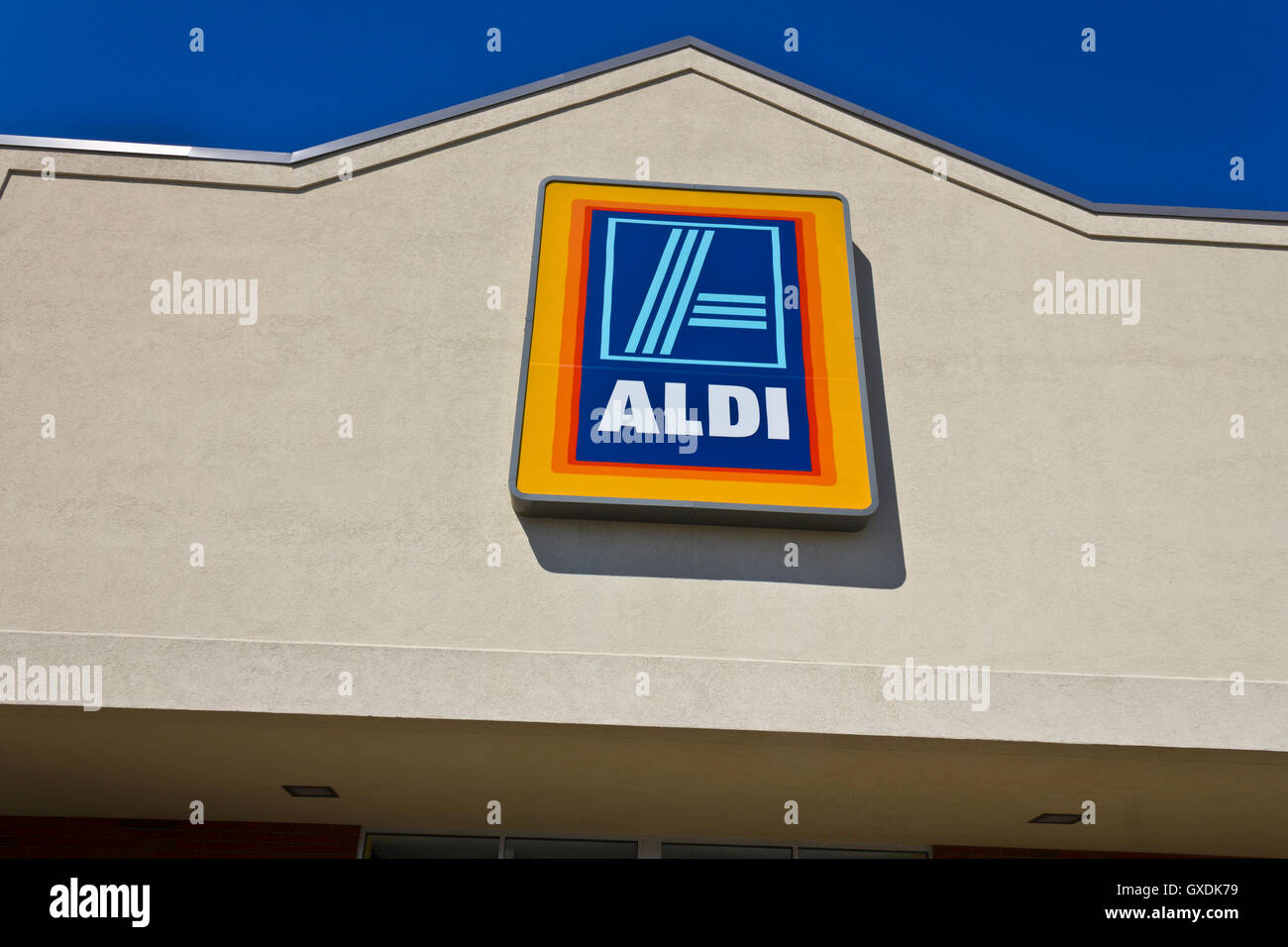 Indianapolis - Circa April 2016: Aldi Discount Supermarket. Aldi is Simply Smarter Shopping II Stock Photo