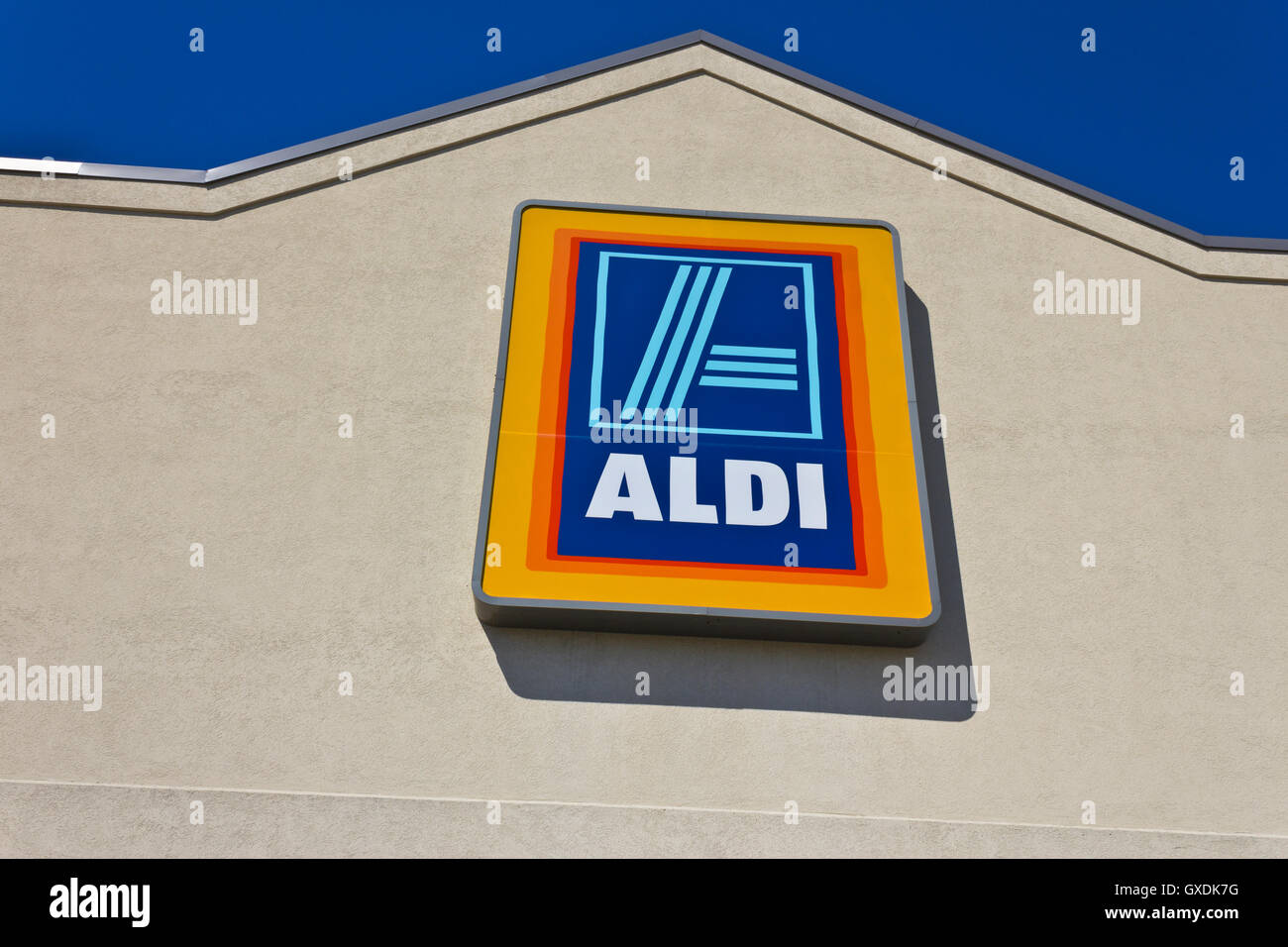 Indianapolis - Circa April 2016: Aldi Discount Supermarket. Aldi is Simply Smarter Shopping III Stock Photo