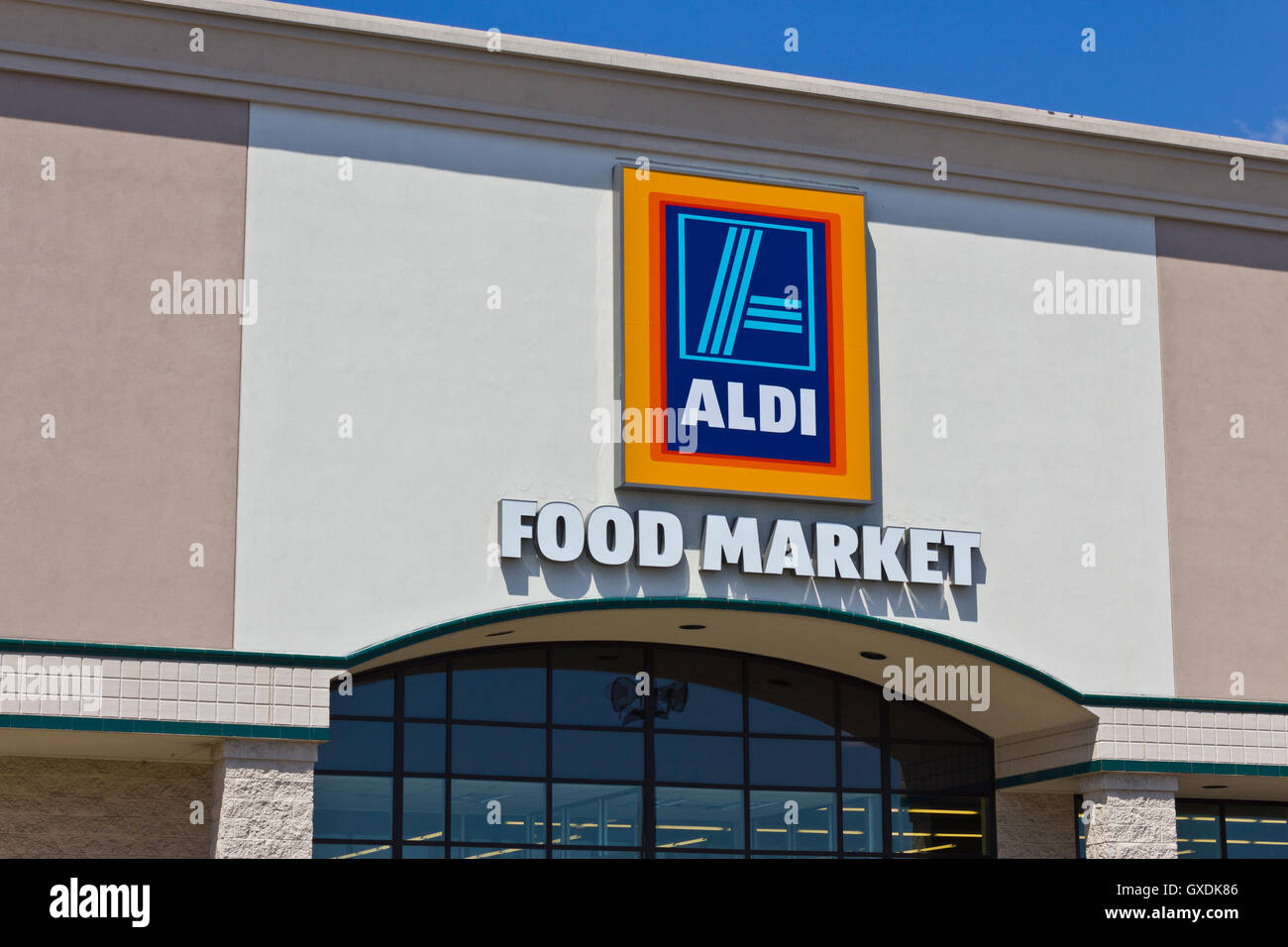 Indianapolis - Circa May 2016: Aldi Discount Supermarket. Aldi is Simply Smarter Shopping V Stock Photo