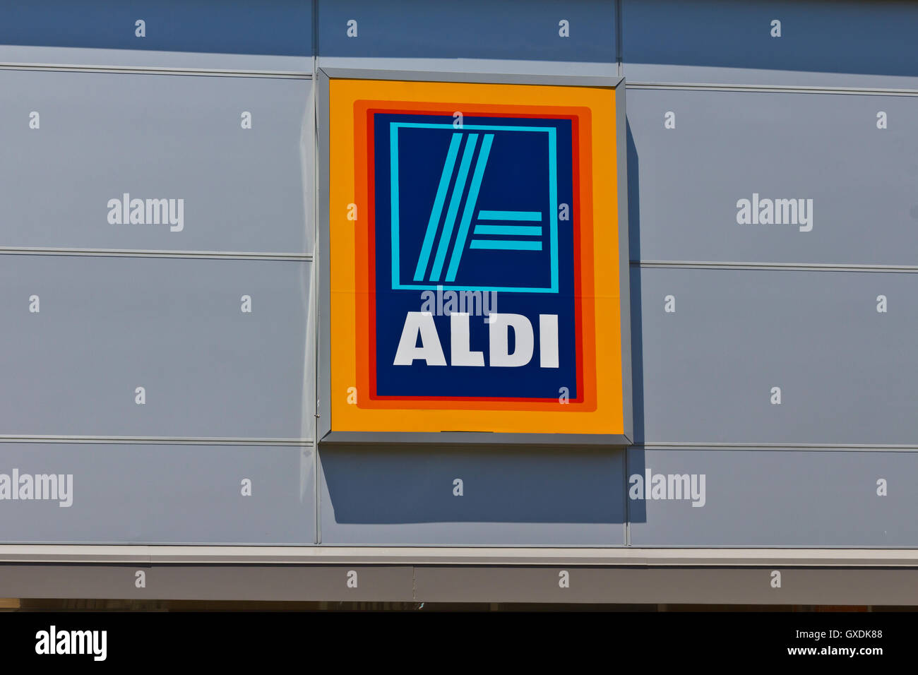 Indianapolis - Circa June 2016: Aldi Discount Supermarket. Aldi is Simply Smarter Shopping VI Stock Photo