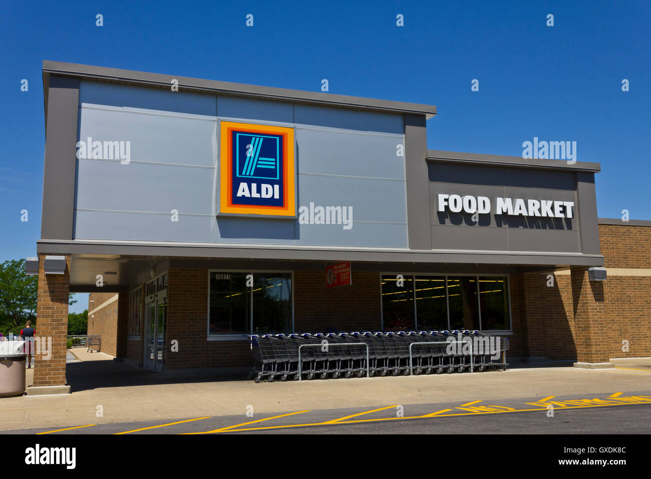 Indianapolis - Circa June 2016: Aldi Discount Supermarket. Aldi is Simply Smarter Shopping VII Stock Photo