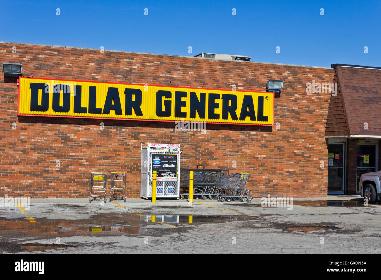 Dollar General Discount Store Stock Photos & Dollar General Discount