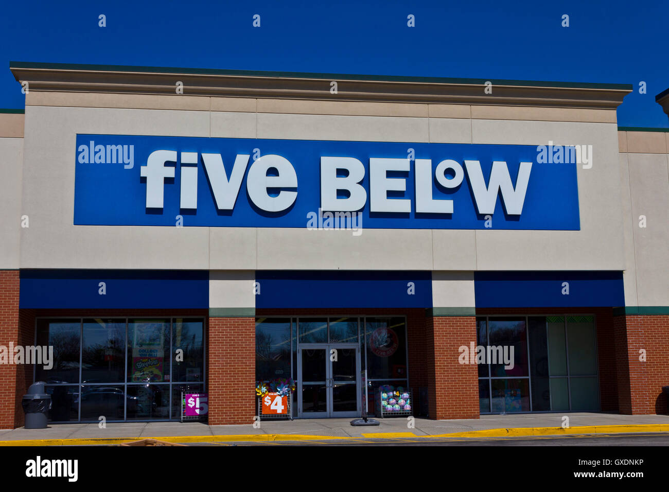 Indianapolis - Circa March 2016: Five Below Retail Store. Five Below Caters to Teens and their Parents I Stock Photo