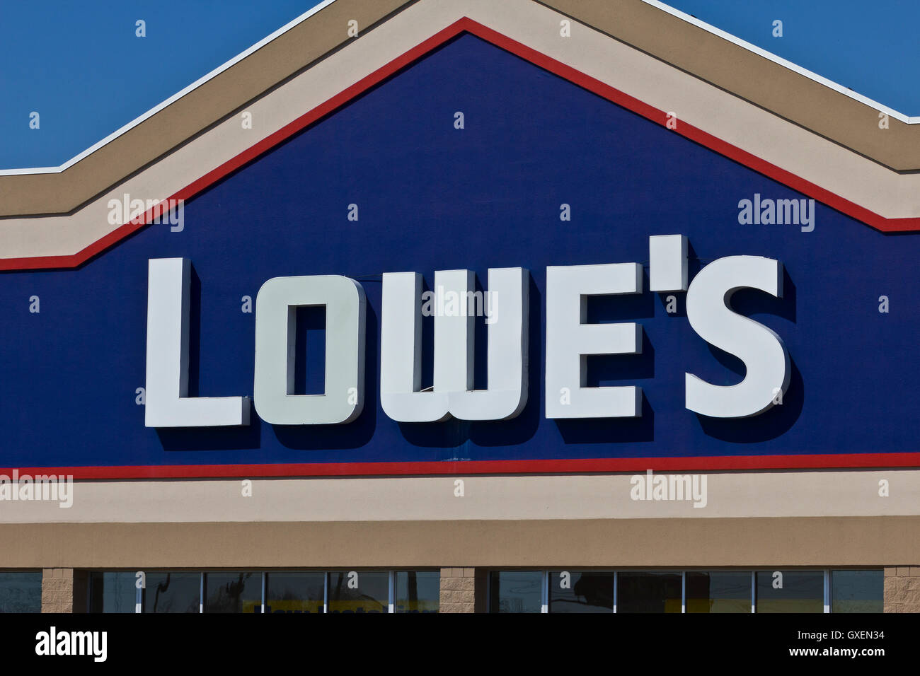 Indianapolis - Circa April 2016: Lowe's Home Improvement Warehouse. Lowe’s Helps Customers Improve the Places They Call Home I Stock Photo