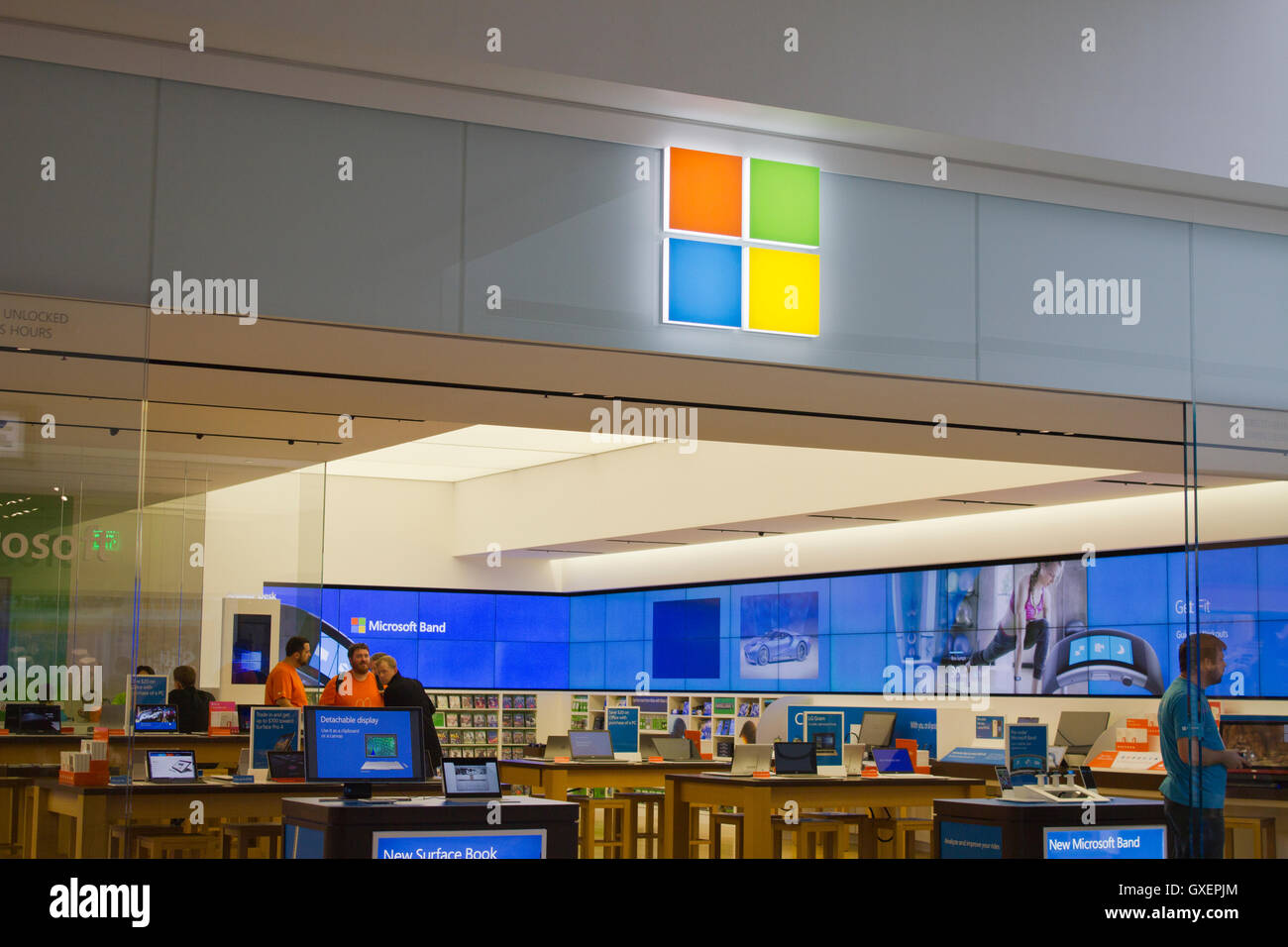 INDIANAPOLIS - CIRCA OCTOBER 2015: Microsoft Retail Technology Store in Indianapolis I Stock Photo