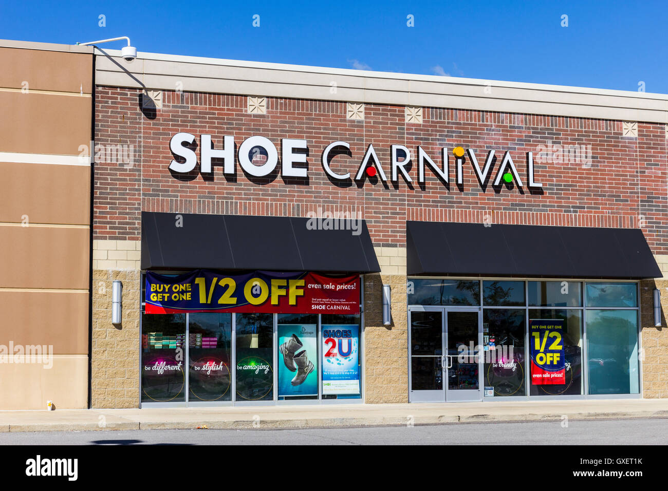 Muncie - Circa September 2016: Shoe Carnival Retail Strip Mall Location I Stock Photo