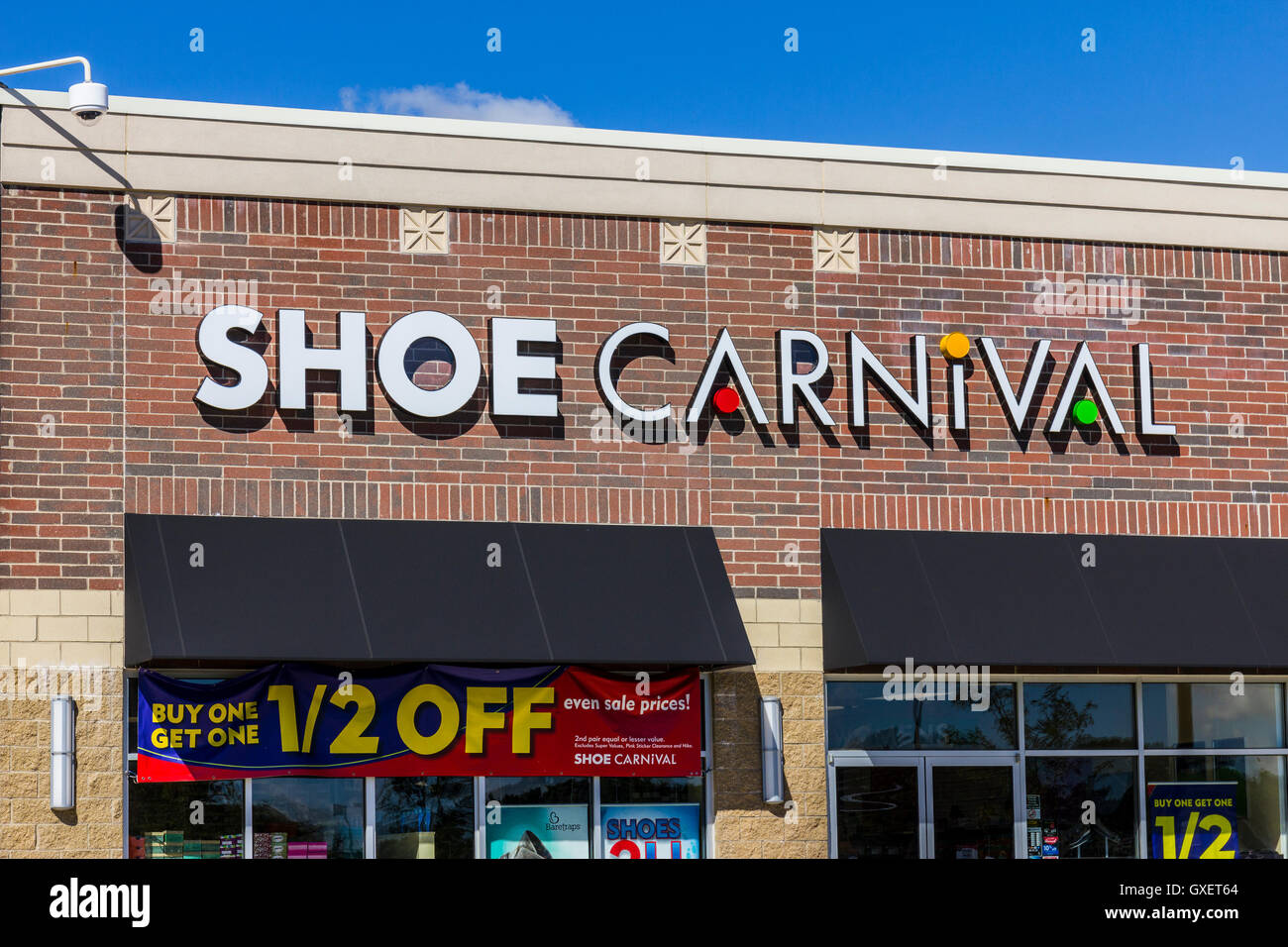 Muncie - Circa September 2016: Shoe Carnival Retail Strip Mall Location II Stock Photo