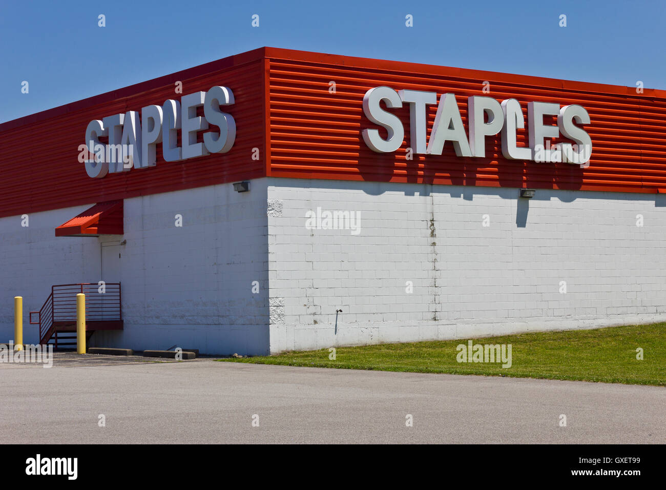 Indianapolis - Circa June 2016: Staples Inc. Retail Location. Staples is a Large Office Supply Chain II Stock Photo