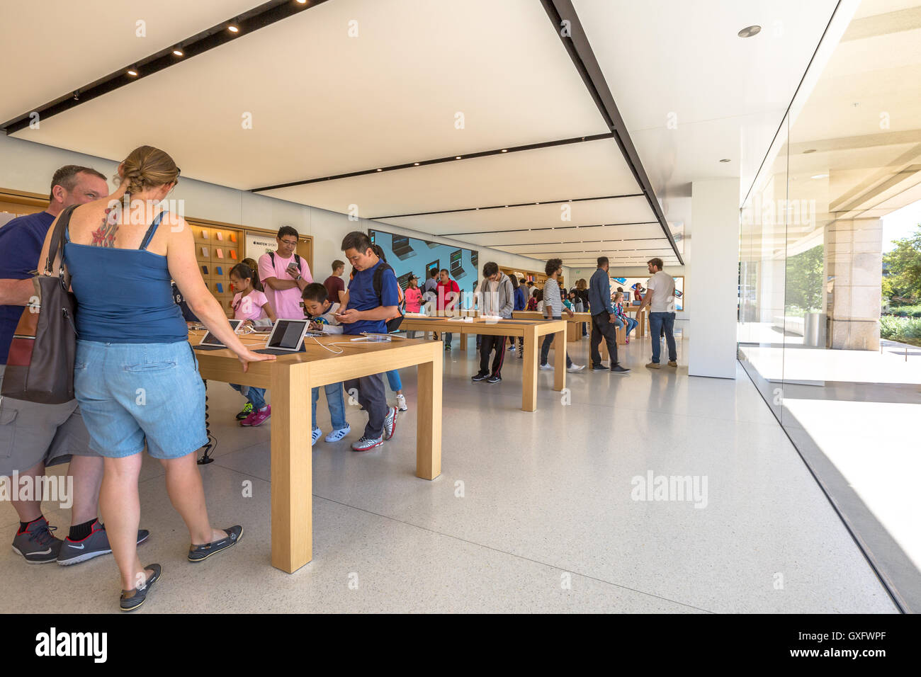 Apple Store California Stock Photo - Alamy