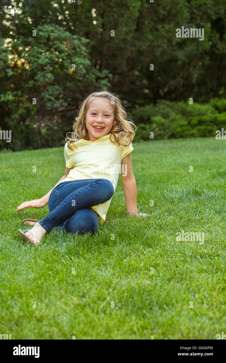 Girl smiling girl sitting hi-res stock photography and images - Alamy
