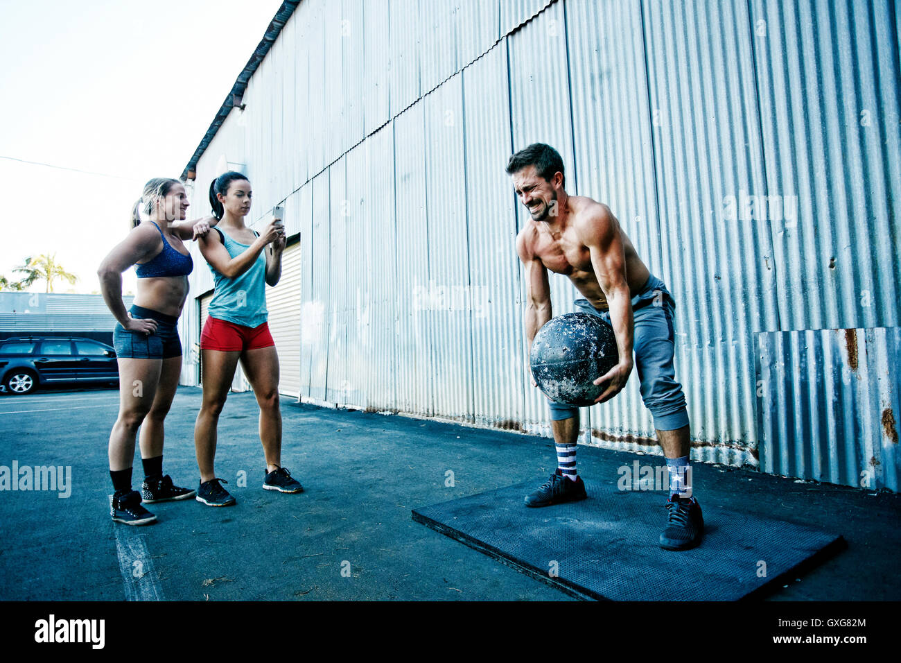Woman lift man. Workout ABS 5min. Strongman Training. Картинка fast Lifting. Тайбо мужчина стоковые фото.
