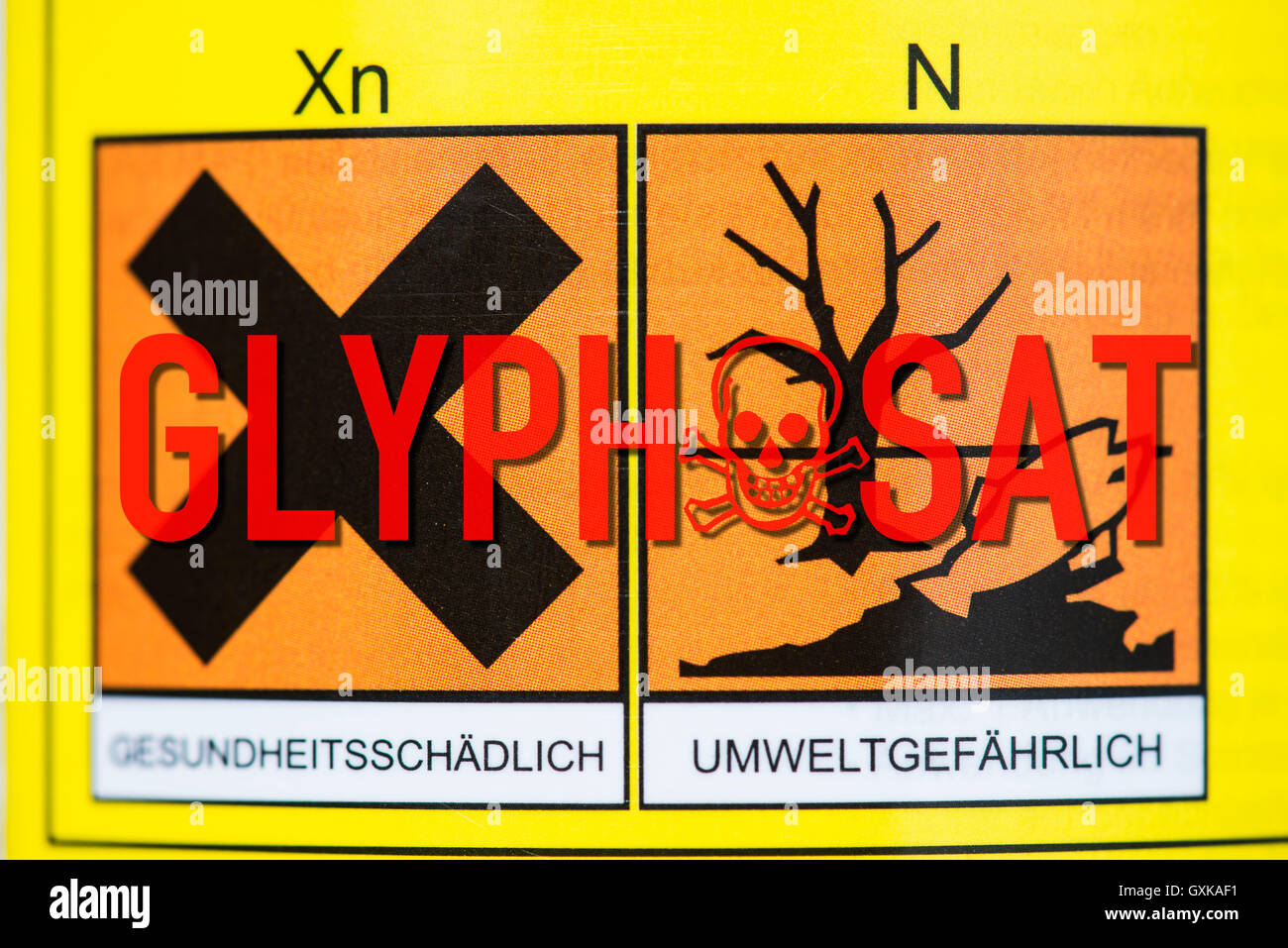 Warnlabel bei Unkrautvernichtungsmittel mit Glyphosat Stock Photo