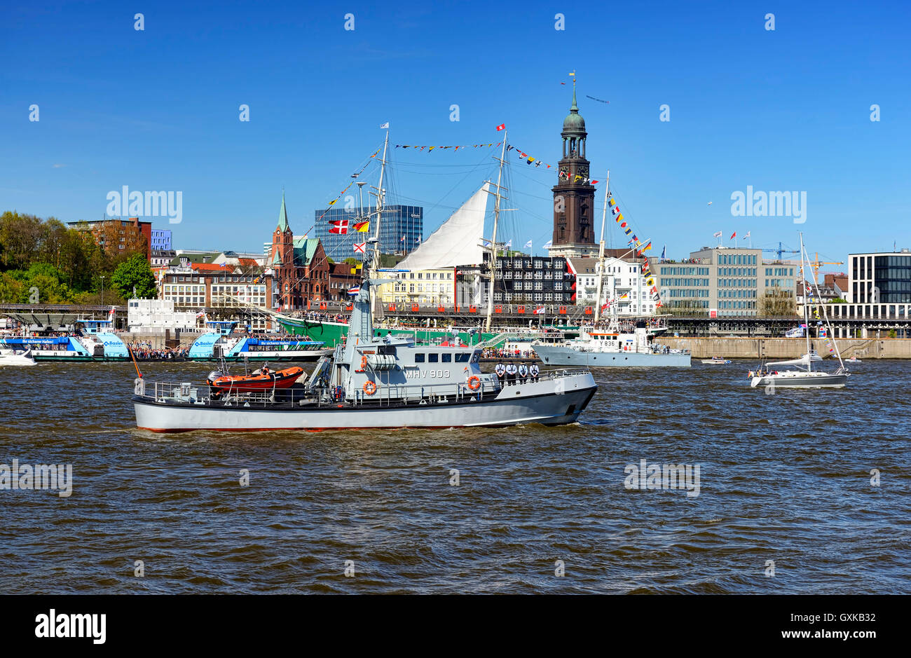 Einlaufparade zum Hafengeburtstag mit dem dÃ¤nischen Patrouillenboot Hjortoe in Hamburg, Deutschland, Europa Stock Photo