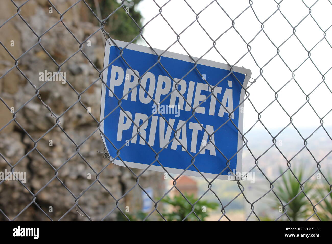 cartello propietà privata, private property sign on fence, Tivoli, Italy Stock Photo