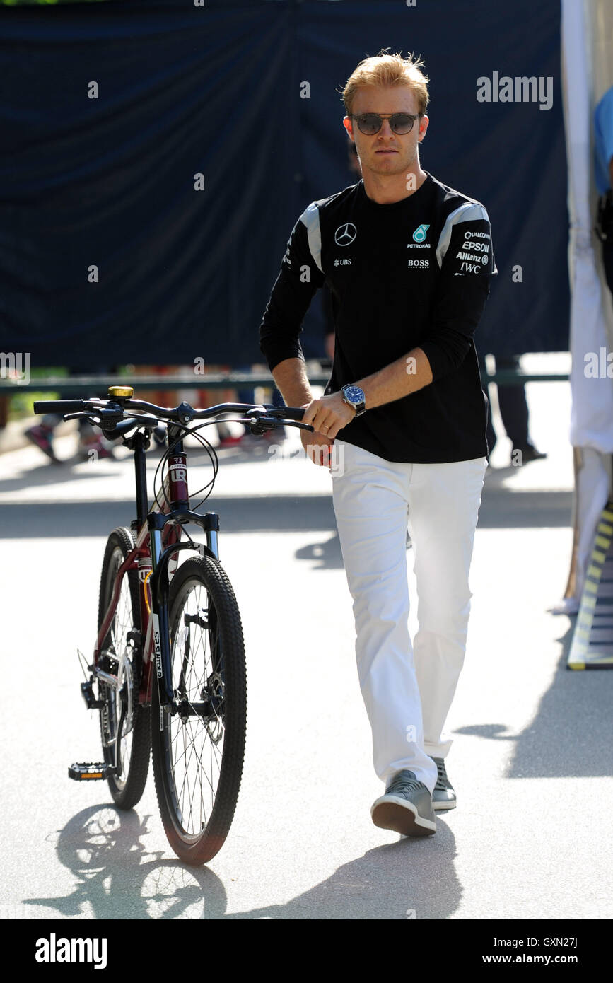 Singapore. 16th Sep, 2016. German Formula One driver Nico Rosberg of Mercedes AMG Petronas arrives at the pit building on Day 1 of 2016 Singapore F1 Grand Prix Night Race, Sept. 16, 2016. Credit:  Then Chih Wey/Xinhua/Alamy Live News Stock Photo