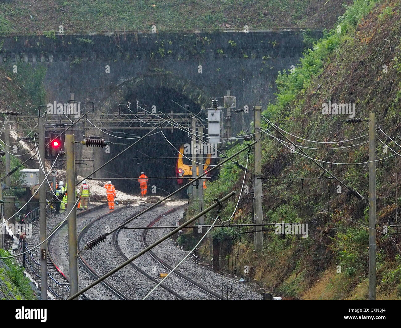 Hunton bridge near Watford, UK. 16th September, 2016. Rescue workers attending Hunton Bridge tunnel derailment and landslide on Friday morning. Train in tunnel awaiting rescue in bad wet weather. Credit:  Elizabeth Debenham/Alamy Live News Stock Photo