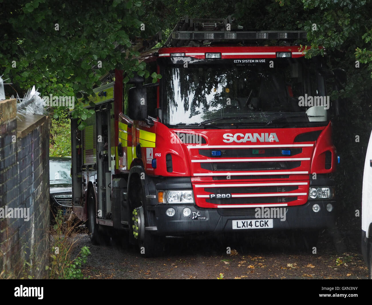 Hunton bridge near Watford Junction, UK. 16th September, 2016. Fire engine in attendance on bridge in Gypsy Lane, Hunton Bridge, ready for rescue of derailed train in tunnel Credit:  Elizabeth Debenham/Alamy Live News Stock Photo