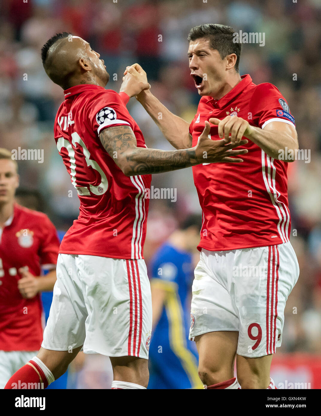 Munich, Germany. 13th Sep, 2016. Munich's Robert Lewandowski (r) cheers after his 1:0 goal Arturo Vidal in the UEFA Champions League match between FC Bavaria Munich and FK Rostow at the Allianz Arena in Munich, Germany, 13 September 2016. PHOTO: THOMAS EISENHUTH/dpa (ATTENTION: FASCIMILE TRANSMISSION ONLY AFTER CONSULTATION) - NO WIRE SERVICE - © dpa/Alamy Live News Stock Photo