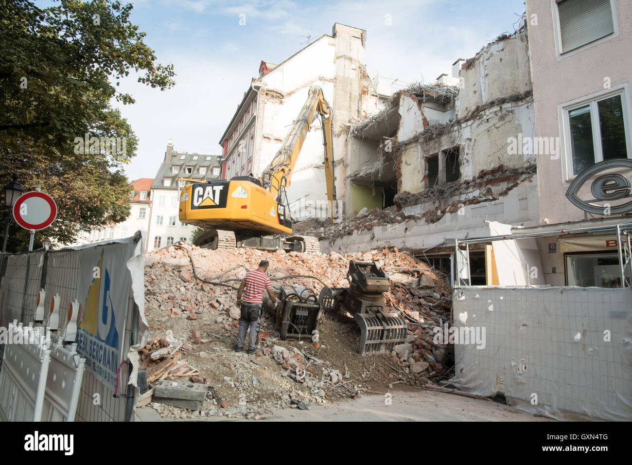 Минстрой снос. Снос самовольной постройки. Снос здания на куйбышевском шоссе рязань. Гаражи под снос. Сносят 9 этажки.