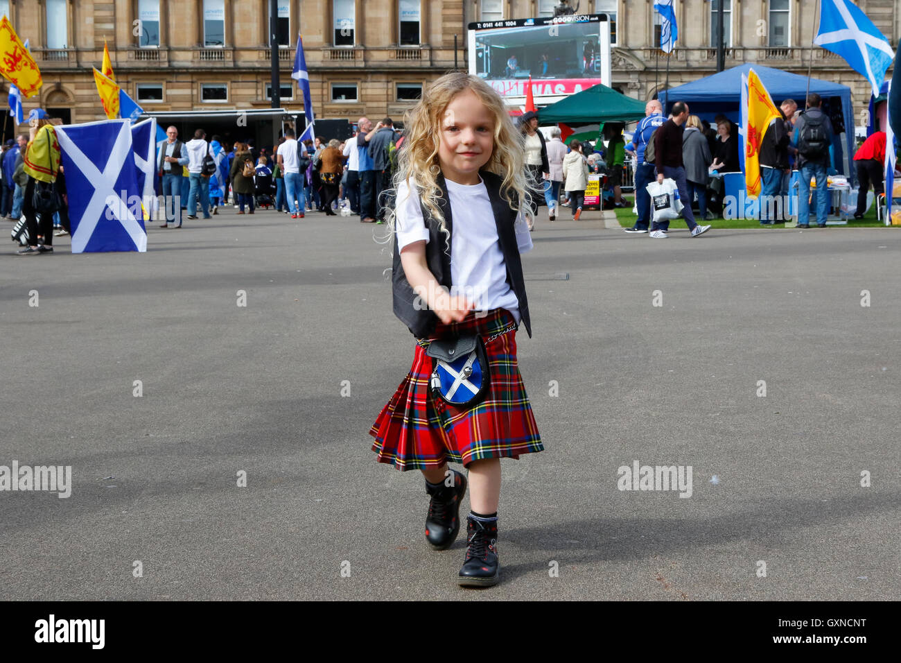 Glasgow, Scotland, UK. 17th September, 2016. Approximately 300 people attended at rally in George Square, Glasgow, organsed by the 'Wings Over SCotland' Pro-Scottish Independence group to remember the failed referendum vote, held in September 2014, for Scottish Independence from the United Kingdom. At the referendum the vote was 45% 'Yes' and 55% 'No', but this pressure group continues to lobby for a second referendum while giving support to the independence of Catalonia from Spain. Credit:  Findlay/Alamy Live News Stock Photo