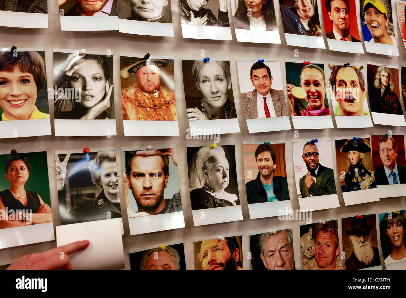 Werbung gegen den Brexit: Bilder britischer Prominenter wie Mr Bean, Henry 8, Joanne K. Rowling, Kate Moss, William Shakespeare, Stock Photo