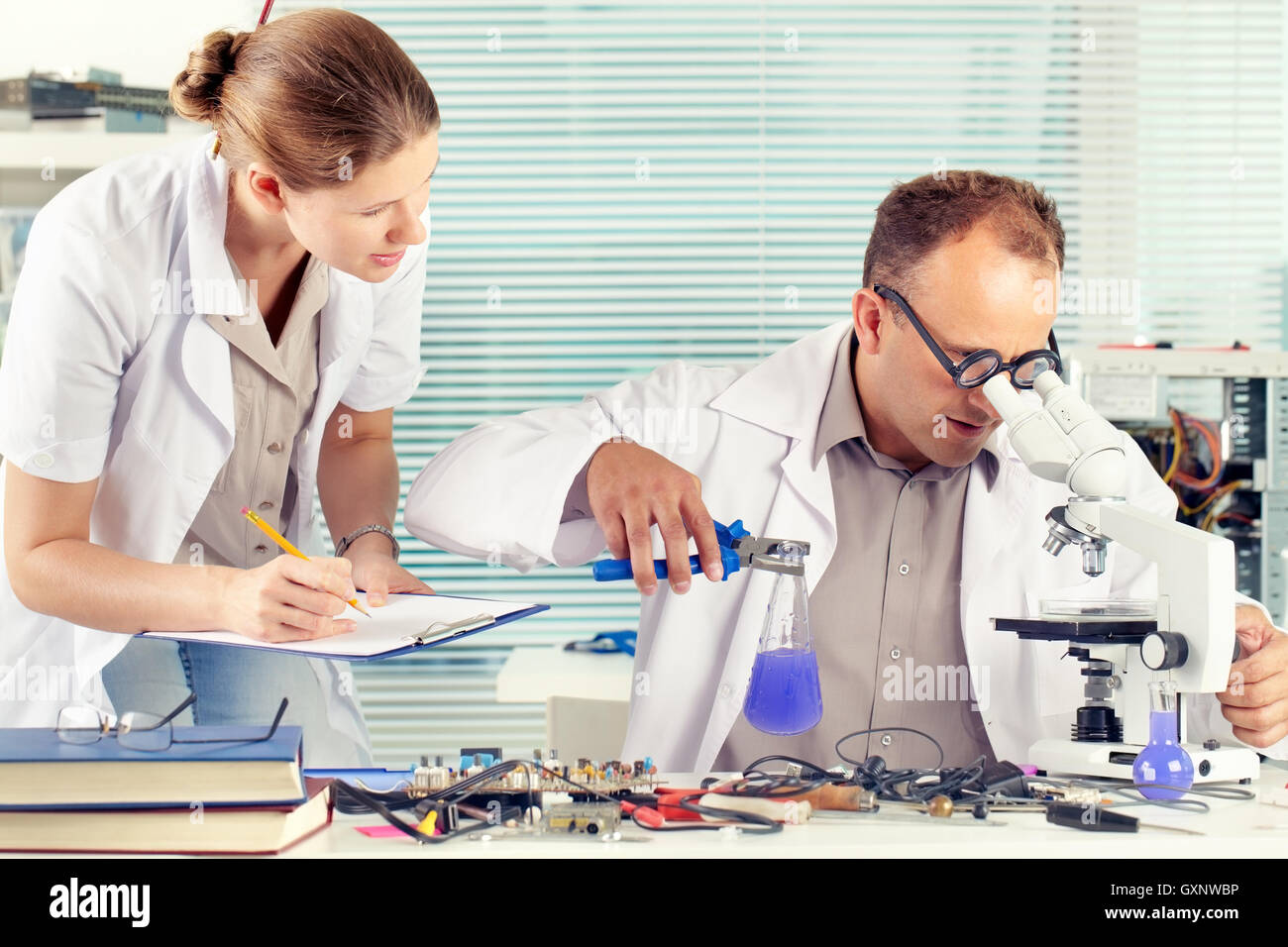 лаборатория исследования. научно экспериментальные работы. наука ученые. ученые в лаборатории. ученые в лаборатории.