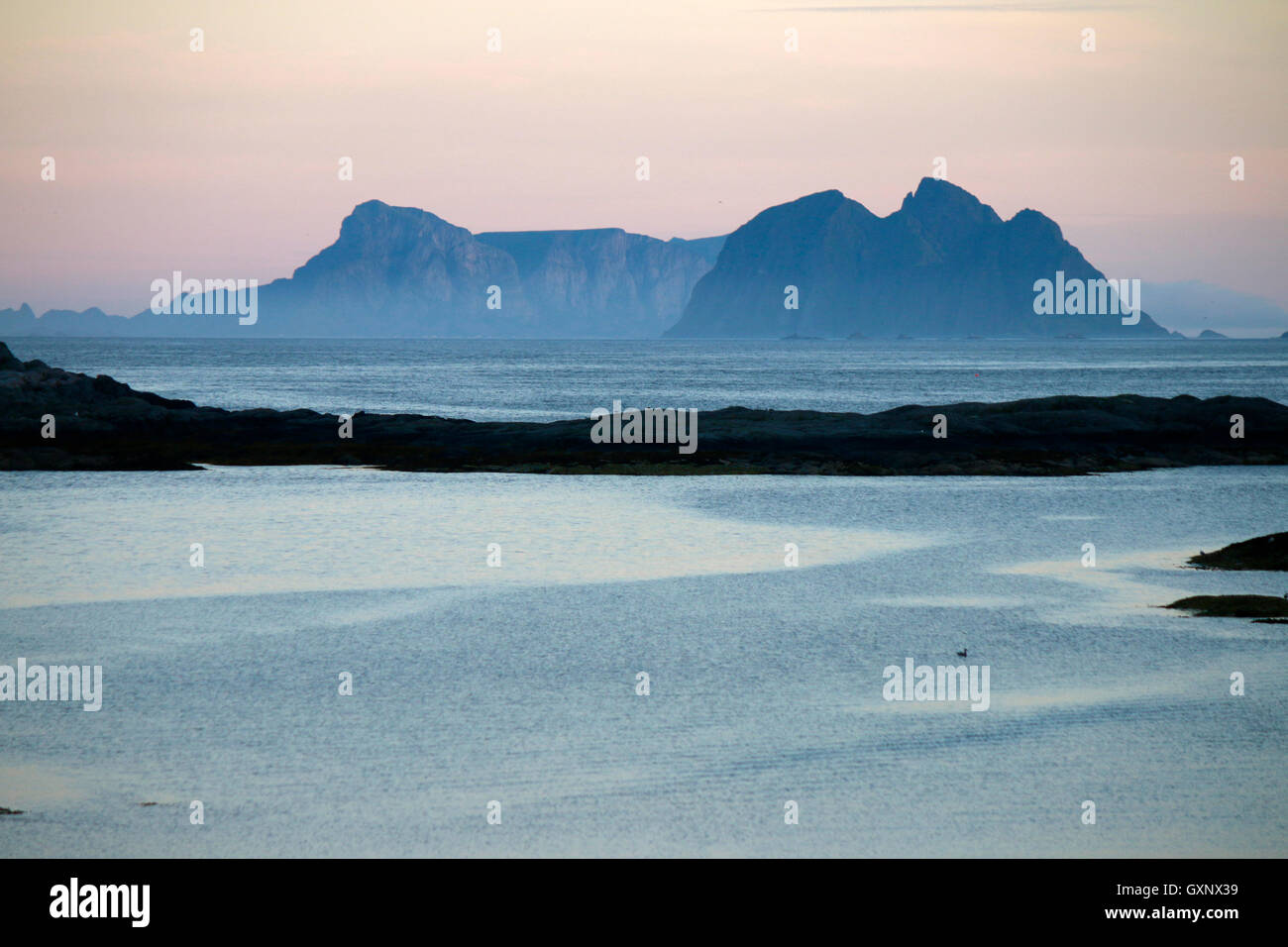 Impressionen: Mitternachtssonne, im Hintergrund die Inseln Sorland und Rost, Lofoten, Norwegen. Stock Photo