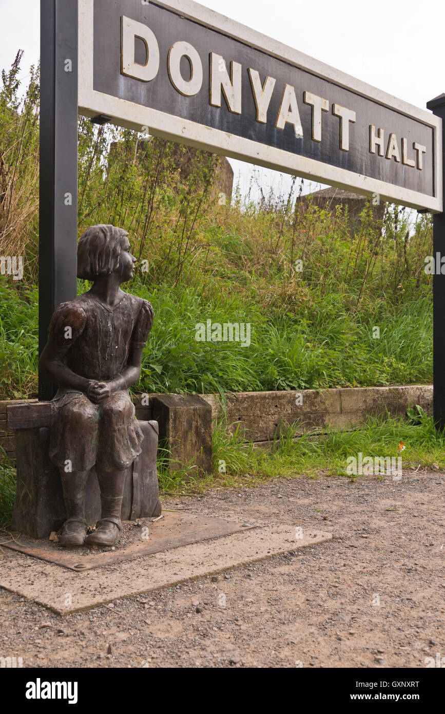 Statue of WW2 child evacuee at Donyatt Halt on the former Chard Branch Line. Rebuilt as part of the 'Stop Line Way' Stock Photo