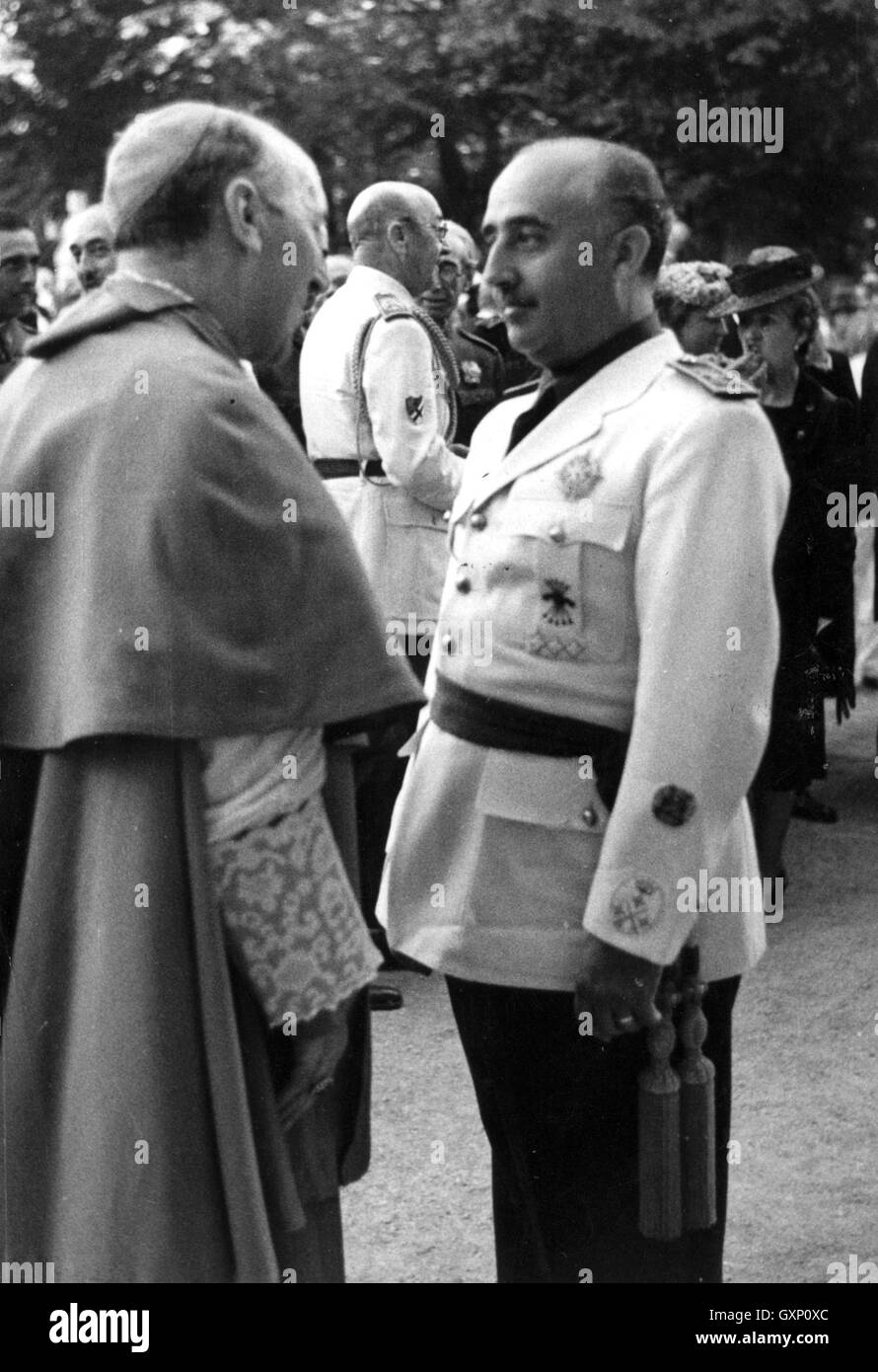 FRANCISCO FRANCO (1892-1975) Caudillo of Spain talking to the Bishop of Segovia at a garden party about 1941 Stock Photo