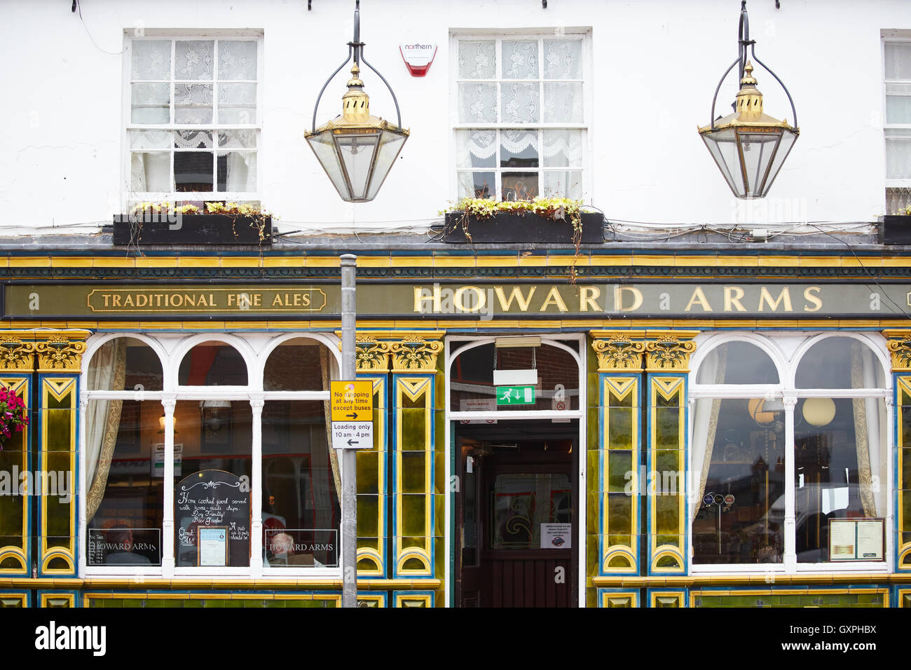 tiles traditional uk pub front exterior Carlisle, Cumbria attractiveness ceramic gloss decorative decorated Howard Arms green Stock Photo