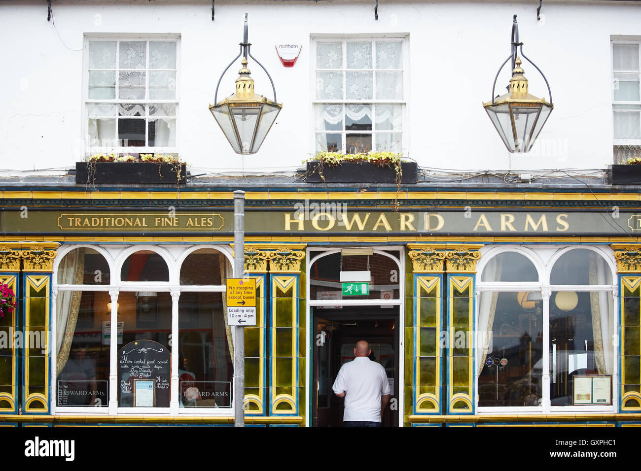 tiles traditional uk pub front exterior Carlisle, Cumbria attractiveness ceramic gloss decorative decorated Howard Arms green Stock Photo