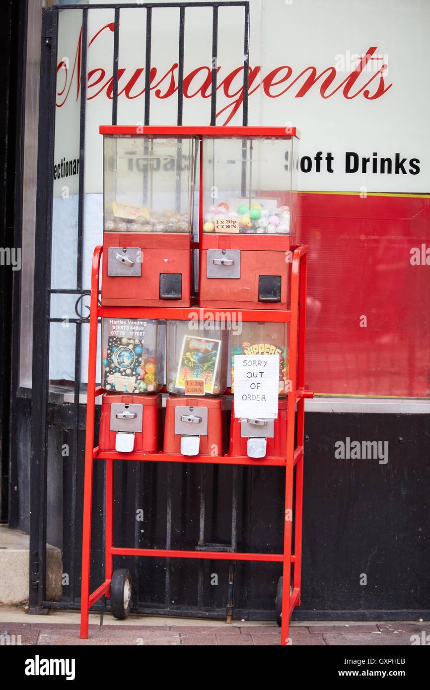 tiles traditional uk pub front exterior   Carlisle, Cumbria Multi Vending Machine coin operated children childs kids youth treat Stock Photo