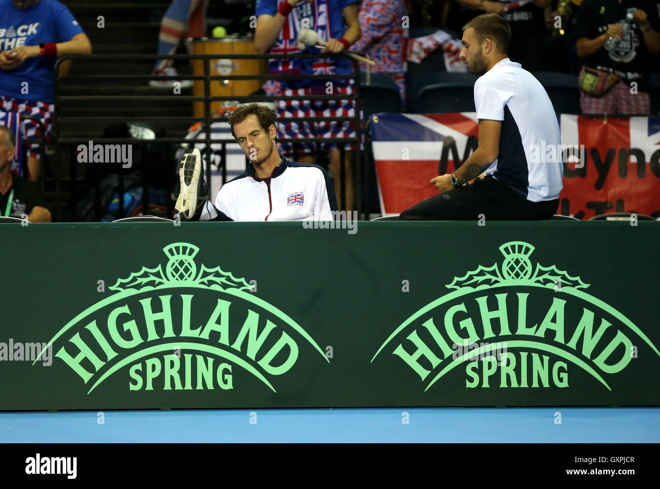 Great Britain's Andy Murray (left), Dan Evans watch Kyle Edmund during day one of the Davis Cup at the Emirates Arena, Glasgow. Stock Photo