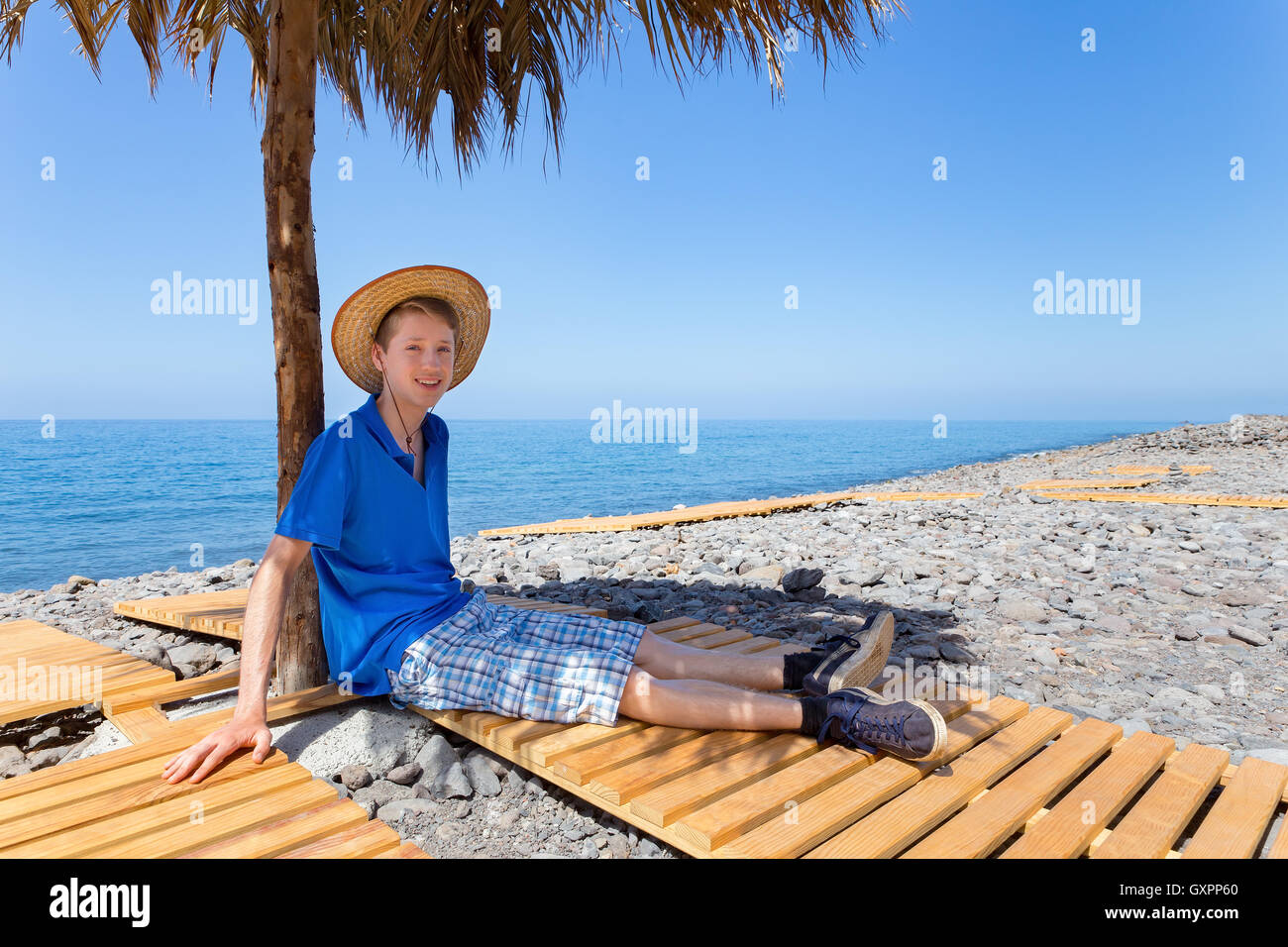 Straw beach hat boy hi-res stock photography and images - Alamy