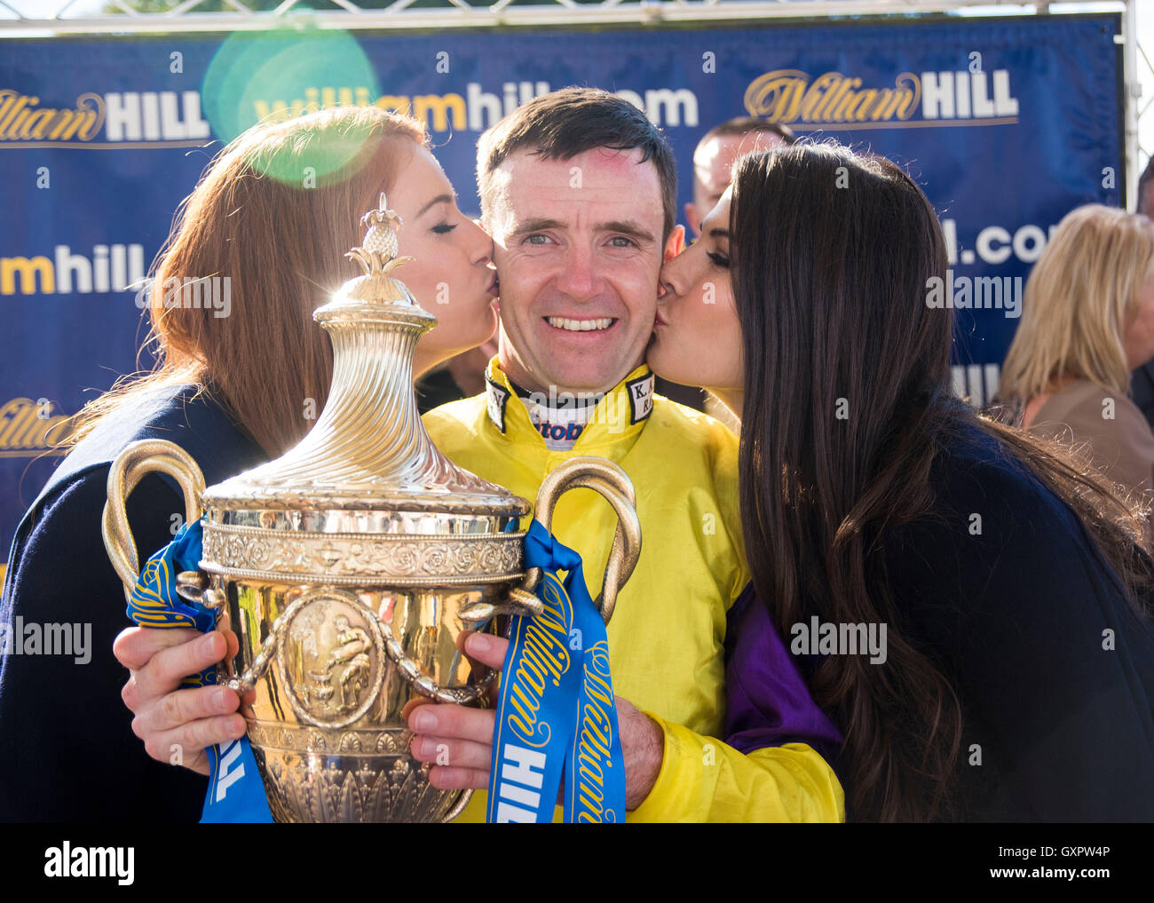 Jockey Tom Eaves celebrates winning The William Hill Ayr Gold Cup on Brando, presented by Miss Scotland Lucy Kerr and Mhairi Fergusson during day three of the 2016 William Hill Ayr Gold Cup Festival at Ayr Racecourse. Stock Photo