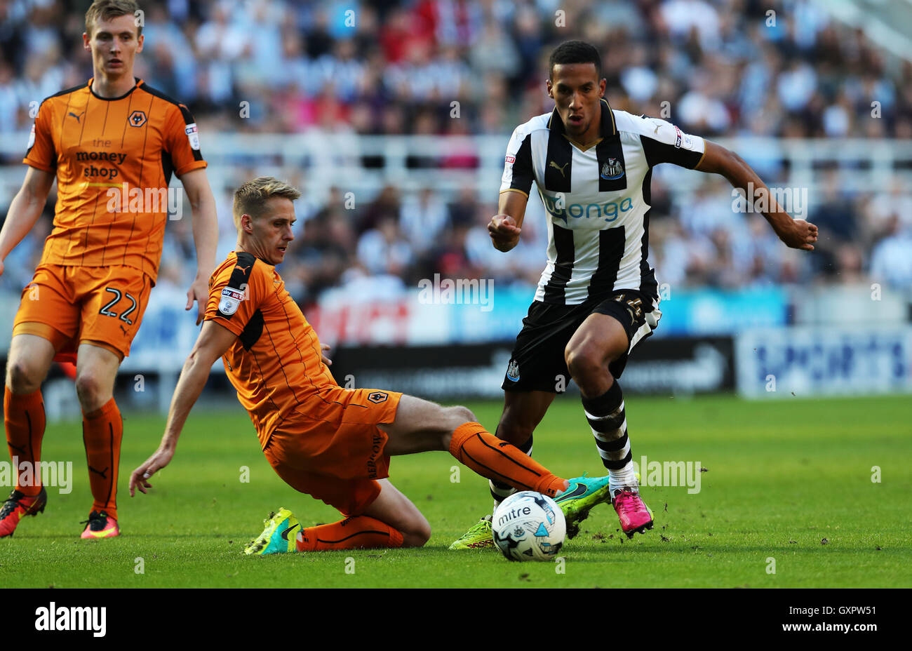 Newcastle United's Isaac Hayden and Wolves Dave Edwards during the Sky