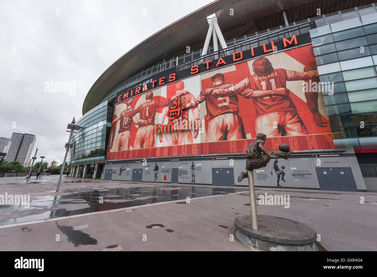 Visiting emirates stadium hi-res stock photography and images - Alamy